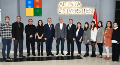 Özçelik'e plaket