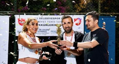 Şampiyon çiftler ödüllerini aldı