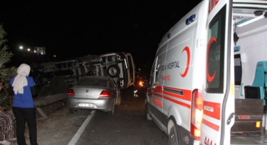 Servis minibüsü ile otomobil çarpıştı