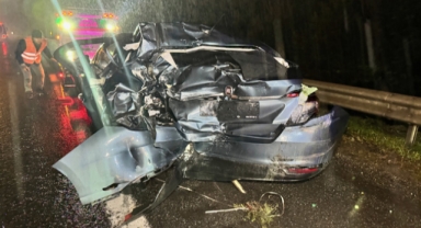 Tırın çarptığı otomobildeki 3 kişi yaralandı