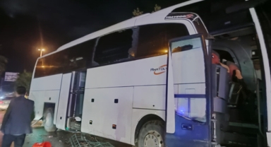 Tur otobüsü otomobile çarptı