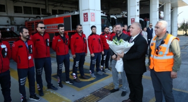 Uçaktaki yangını söndüren ekibe teşekkür çiçeği