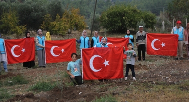 Yangında zarar gören bahçeye fidan diktiler