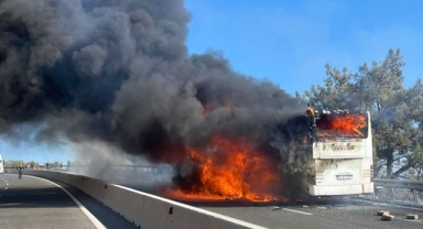 Yolcu otobüsü seyir halinde yandı