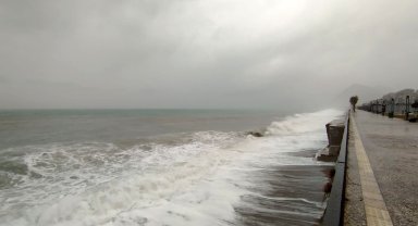 Antalya'da sağanak hayatı felç etti