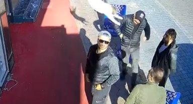 Başına kedi atladı; o anlar kamerada