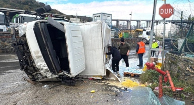 Devrilen kamyonetteki 2 kişi yaralandı