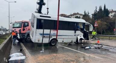 Devrilen midibüsün sürücüsü öldü, 7 kişi yaralandı