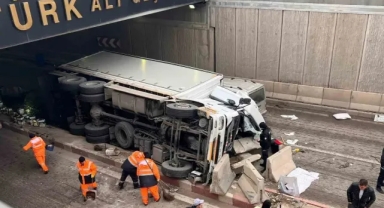 İki kamyonet çarpıştı, 5 kişi yaralandı