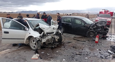 İki otomobil çarpıştı: 3 yaralı