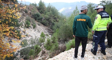 Kamyonet uçuruma yuvarlandı