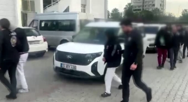 Kendilerini PTT görevlisi olarak tanıtıp dolandırdılar