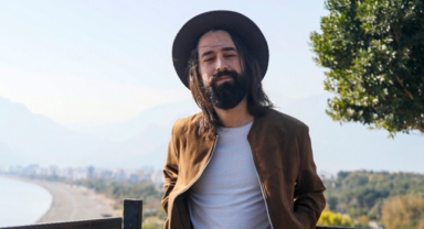 Kendini müziğe adayıp müzisyen oldu