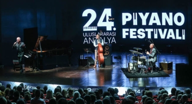 Kerem Görsev'den caz ziyafeti 