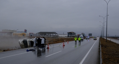 Kimyasal madde taşıyan tanker devrildi