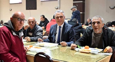 Komşularına sofrada eşlik etti