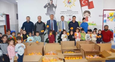 Miniklerden askerlere portakal