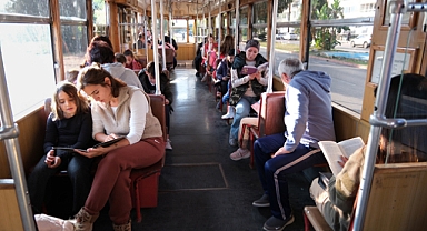 Nostalji tramvayında kitap okudular