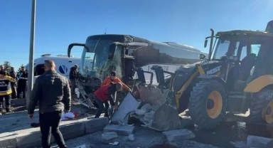 Otobüs ile iş makinesi çarpıştı, 6 kişi yaralandı