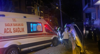 Otomobil bahçeye devrildi