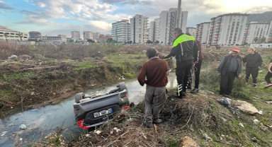Otomobil dereye uçtu, burnu bile kanamadı