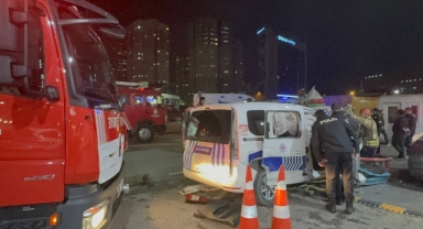 Otomobil polis aracına çarptı