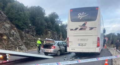 Otomobil yolcu otobüsüyle çarpıştı