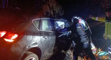 Otomobildeki kadın öldü, eşi ve çocuğu yaralandı