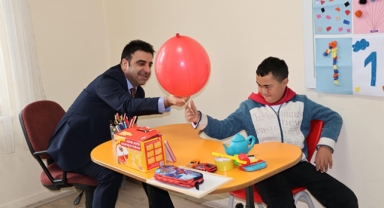 Özel çocuklarla bir araya geldi