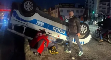 Polis aracı kazada ters döndü