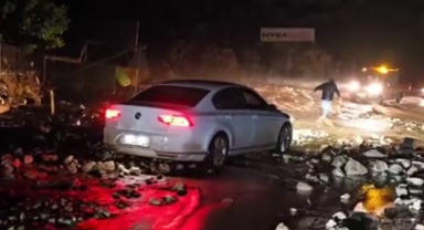 Sağanak nedeniyle yol kapandı