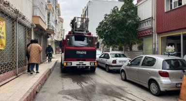 Sokağa park edilen araçlar yüzünden zorluk yaşattı