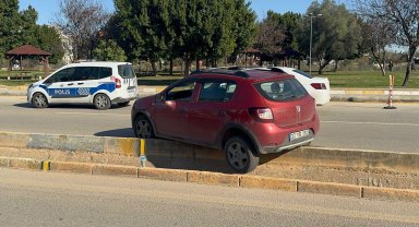 Otomobilin sürücüsü yaralandı