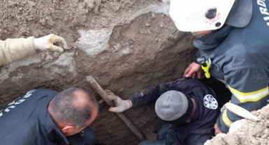 Toprak altında kalan işçiyi itfaiye kurtardı