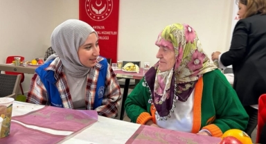 Yaşlılar gençlerle huzur buldu