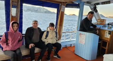 Okula gitmek için tekneyle denizi geçiyorlar