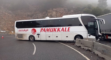Yolcu otobüsü bariyerlere çarptı