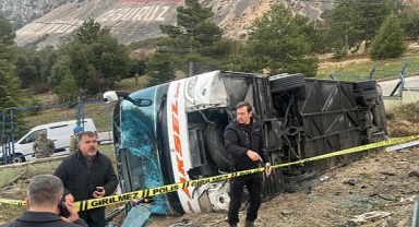 Yolcu otobüsü devrildi: 1 ölü, 18 yaralı
