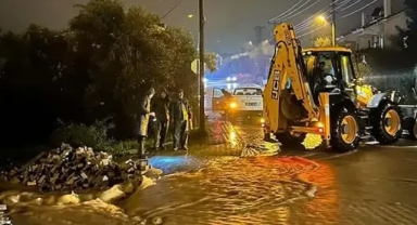 16 ev ve 2 iş yerini su bastı