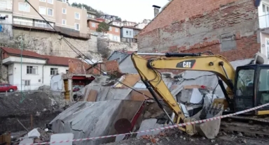 2 katlı bina çöktü