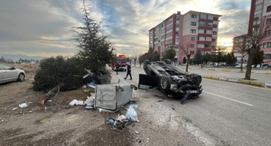 Ağaca çarpıp ters döndü