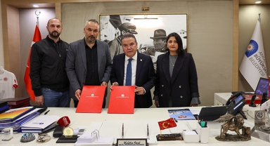 Başkan Böcek sözleşmeyi imzaladı