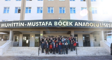 Çift sürdüğü bahçede öğrencilerle buluştu