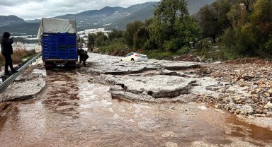 Demre'de yol ulaşıma kapandı