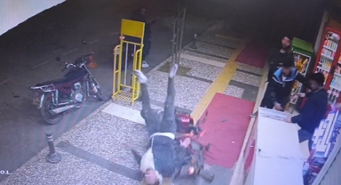Kaldırımdaki grubun arasına motosikletle daldı