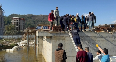Kalıplar çöktü, 3 işçi yaralandı