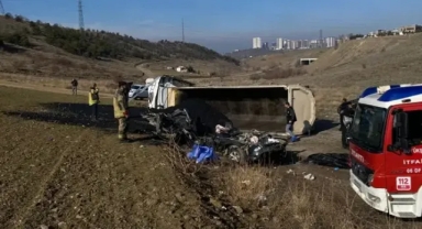 Kamyonete çarptı; 3 belediye personeli öldü