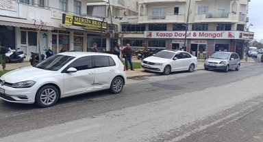 Kavşakta iki otomobil çarpıştı