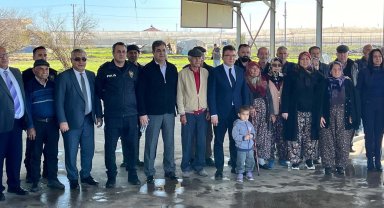 Kaymakam Şahin, mahalleliyle bir arada