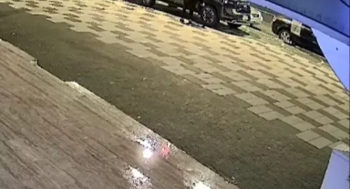 Lastikleri kesen kadın kameralarda